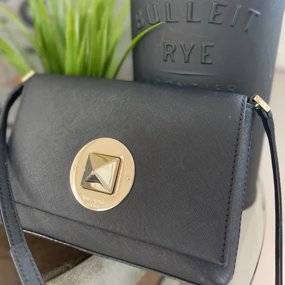 Kate Spade black Newbury purse with gold hardware - Picture 3 of 9